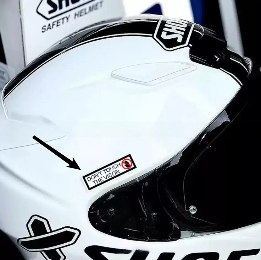 Motorcycle Gear Deals - ชุดสติกเกอร์เตือนสำหรับหมวกกันน็อค 2 ชิ้น ข้อความสำหรับใช้ในกรณีฉุกเฉิน สติกเกอร์ไวนิลกันน้ำ ตกแต่งอุปกรณ์มอเตอร์ไซค์
